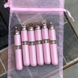 “Individual “Sparkle lip gloss oil .